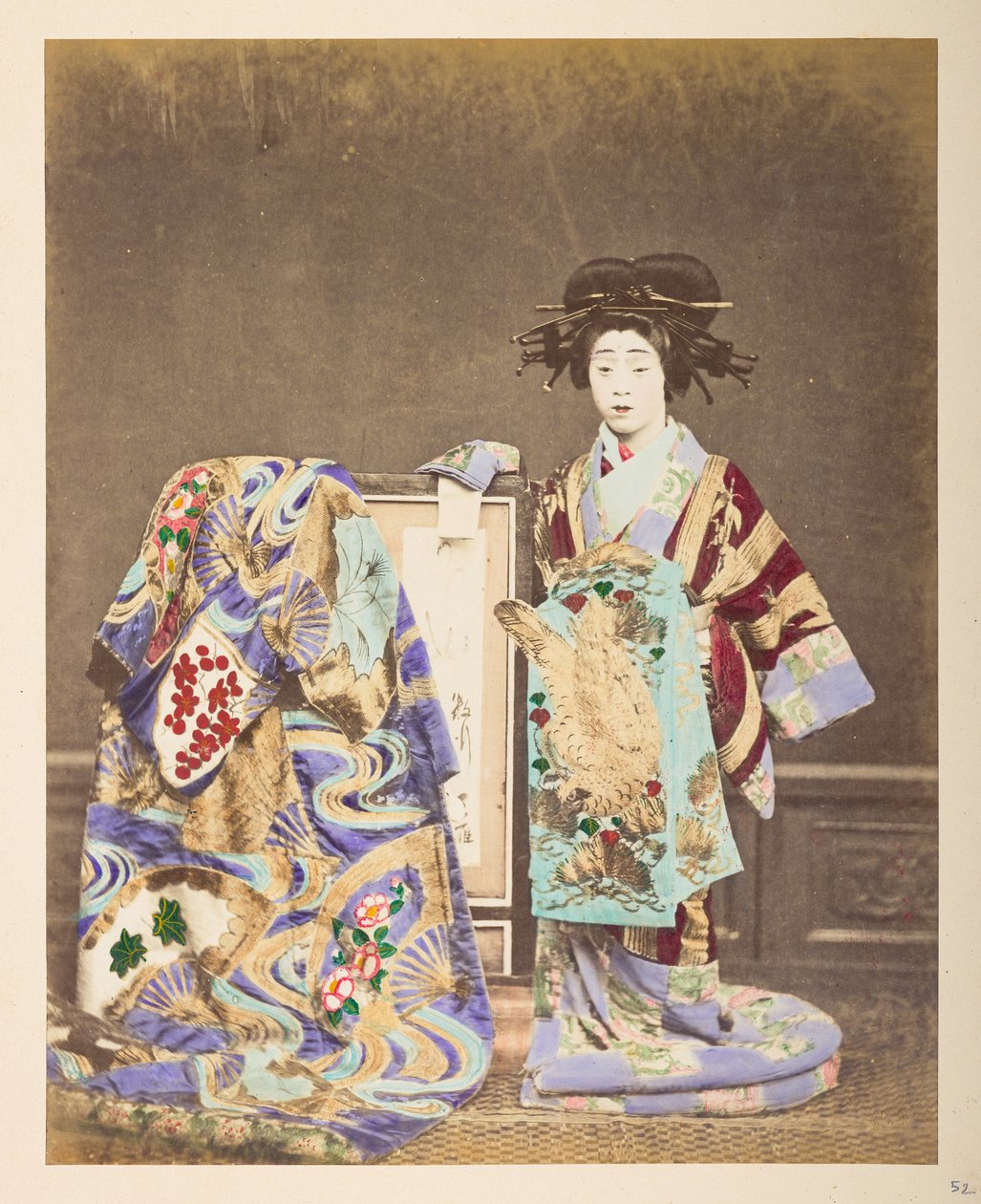 Japonka w tradycyjnym stroju, ] Stojący portret pełnometrażowy kobiety ubranej w wyszukany kostium i fryzurę, z inną szatą narzuconą na ramę obok niej,  Fotograf: Nieznany  Kolekcja Lucasa: Zapis fotograficzny z w autorstwa English Photographer