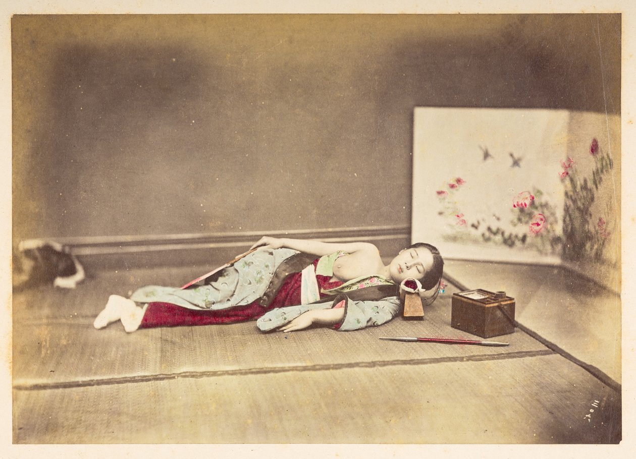 Japonka śpiąca,   Studio portret młodej Japonki śpiącej z odsłoniętą piersią i z głową opartą na drewnianej poduszce,  Fotograf: Nieznany  Lucas Collection: Fotograficzny zapis światowej trasy koncertowej Charlesa Jamesa i Mortona P, autorstwa English Photographer