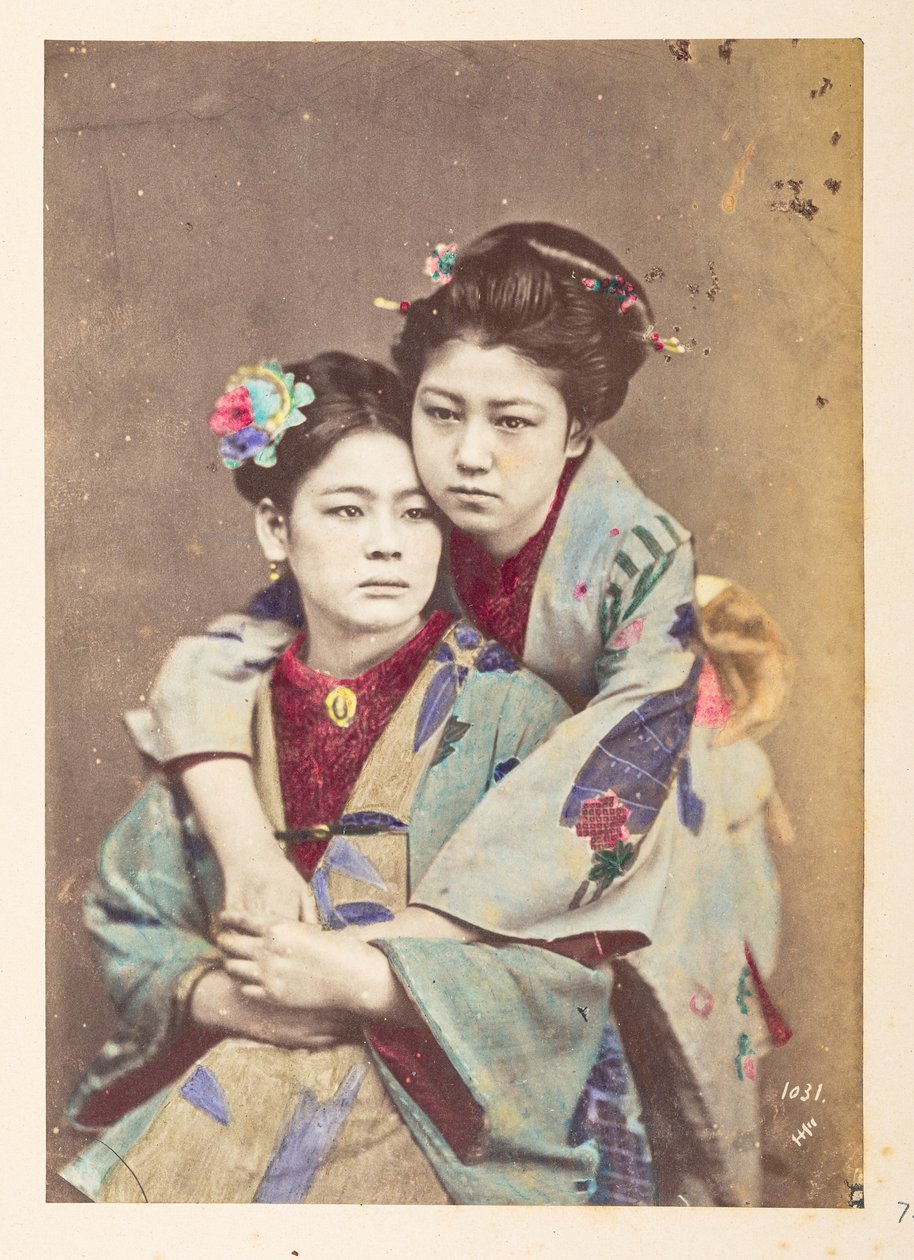 Japonki w tradycyjnych strojach, 3/4 długości portret dwóch młodych kobiet, jedna siedząca, druga pochylająca się nad jej ramieniem i obejmująca ją ramionami,  Fotograf: Nieznany  Lucas Collection: Fotograficzny zapis światowej trasy Charlesa Ja autorstwa English Photographer