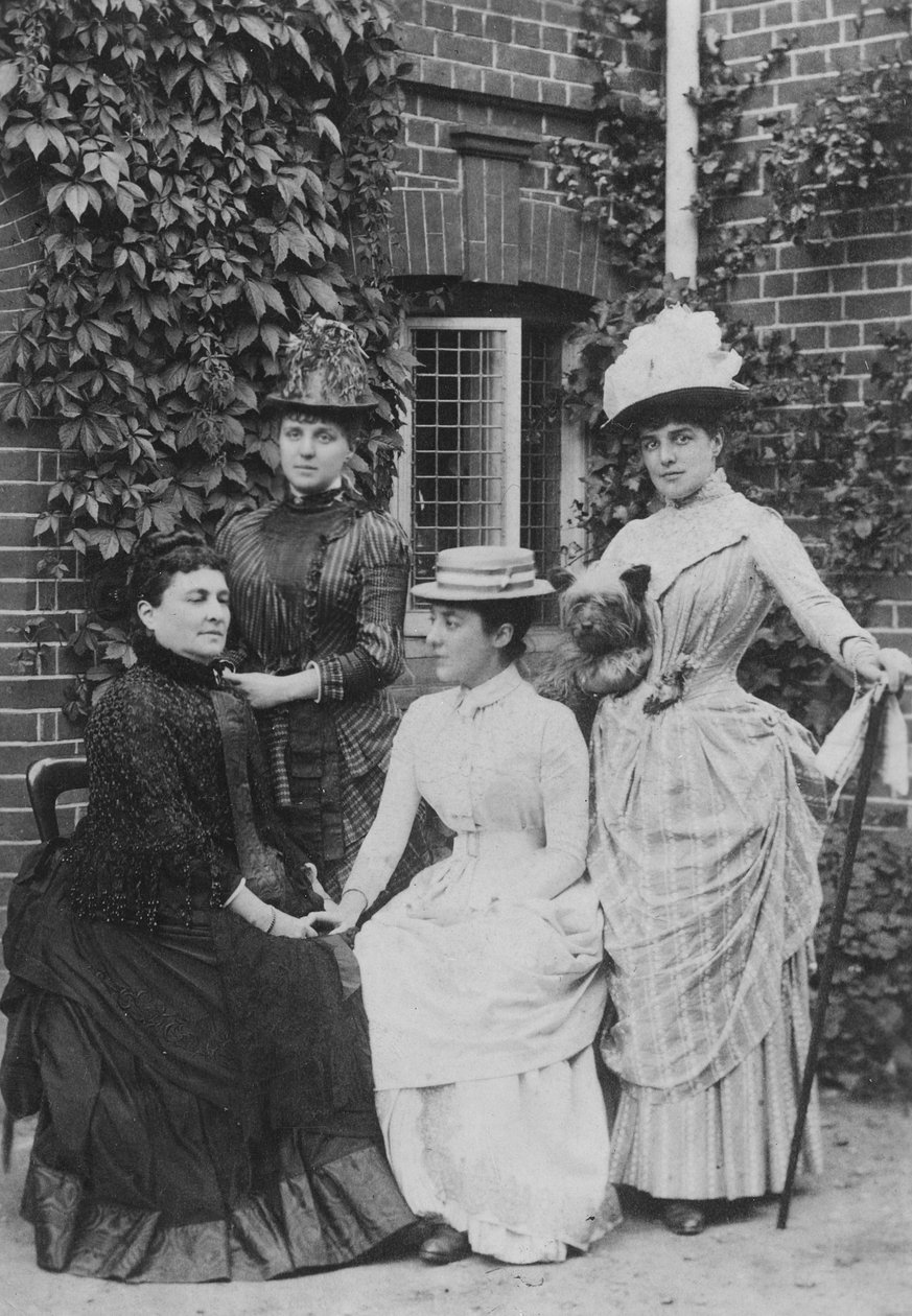 Jennie Jerome, późniejsza Lady Randolph Churchill, z matką i siostrami (zdjęcie bw) autorstwa English Photographer