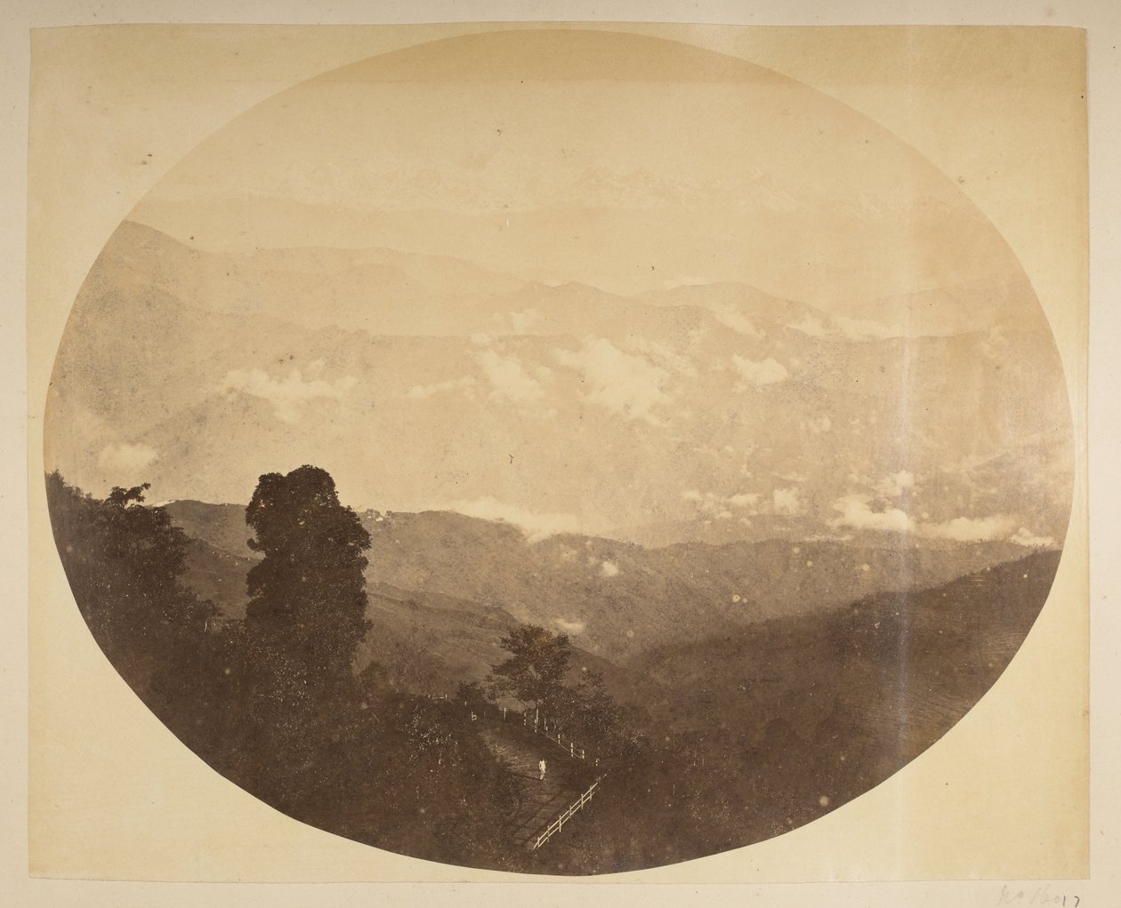Kanczendzonga ze wzgórza w pobliżu ratusza, [Darjeeling]. 1870 Widoki Darjeeling autorstwa English Photographer