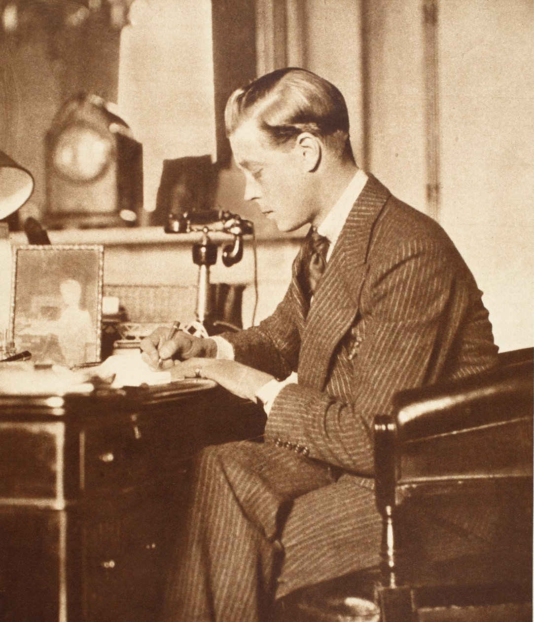Król Edward VIII przy swoim biurku w St. James
