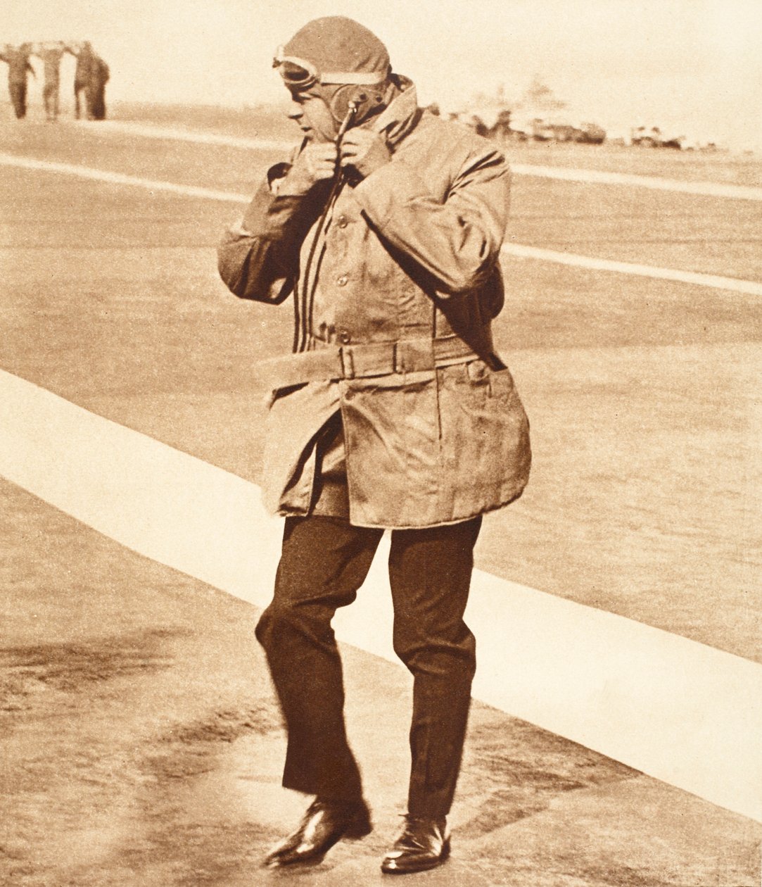 Król Edward VIII ląduje w Weymouth po locie z H.M.S. Odważny autorstwa English Photographer