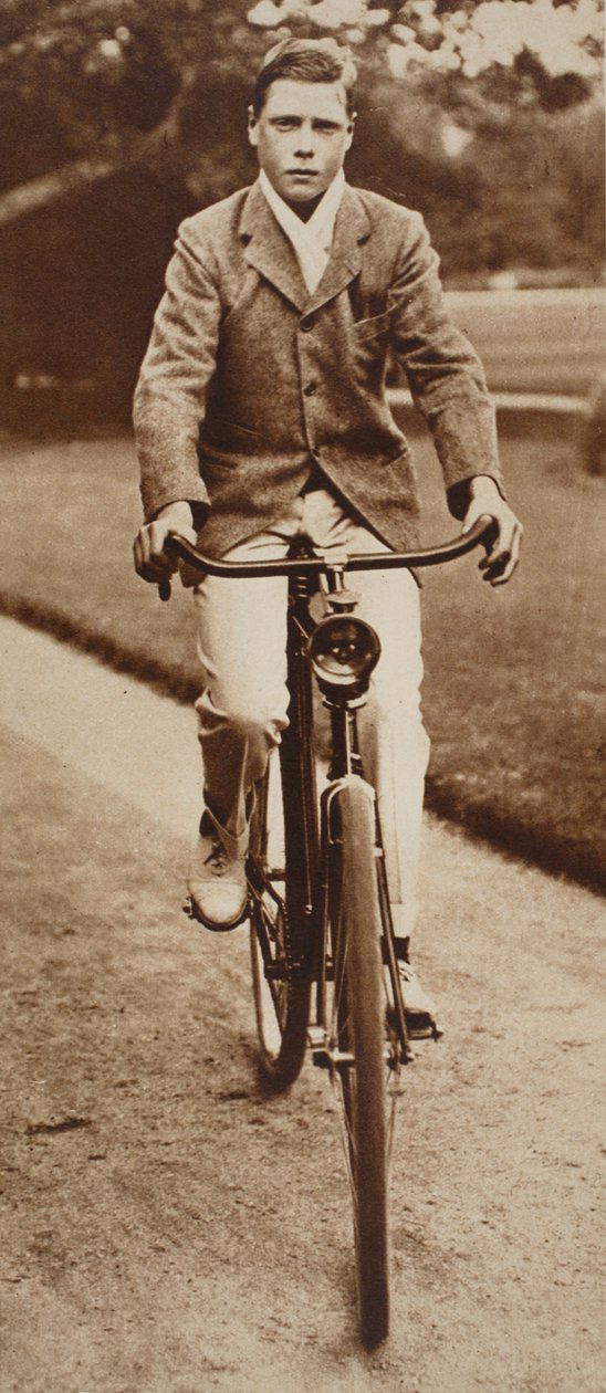 Król Edward VIII jadący na rowerze w 1911 r. autorstwa English Photographer