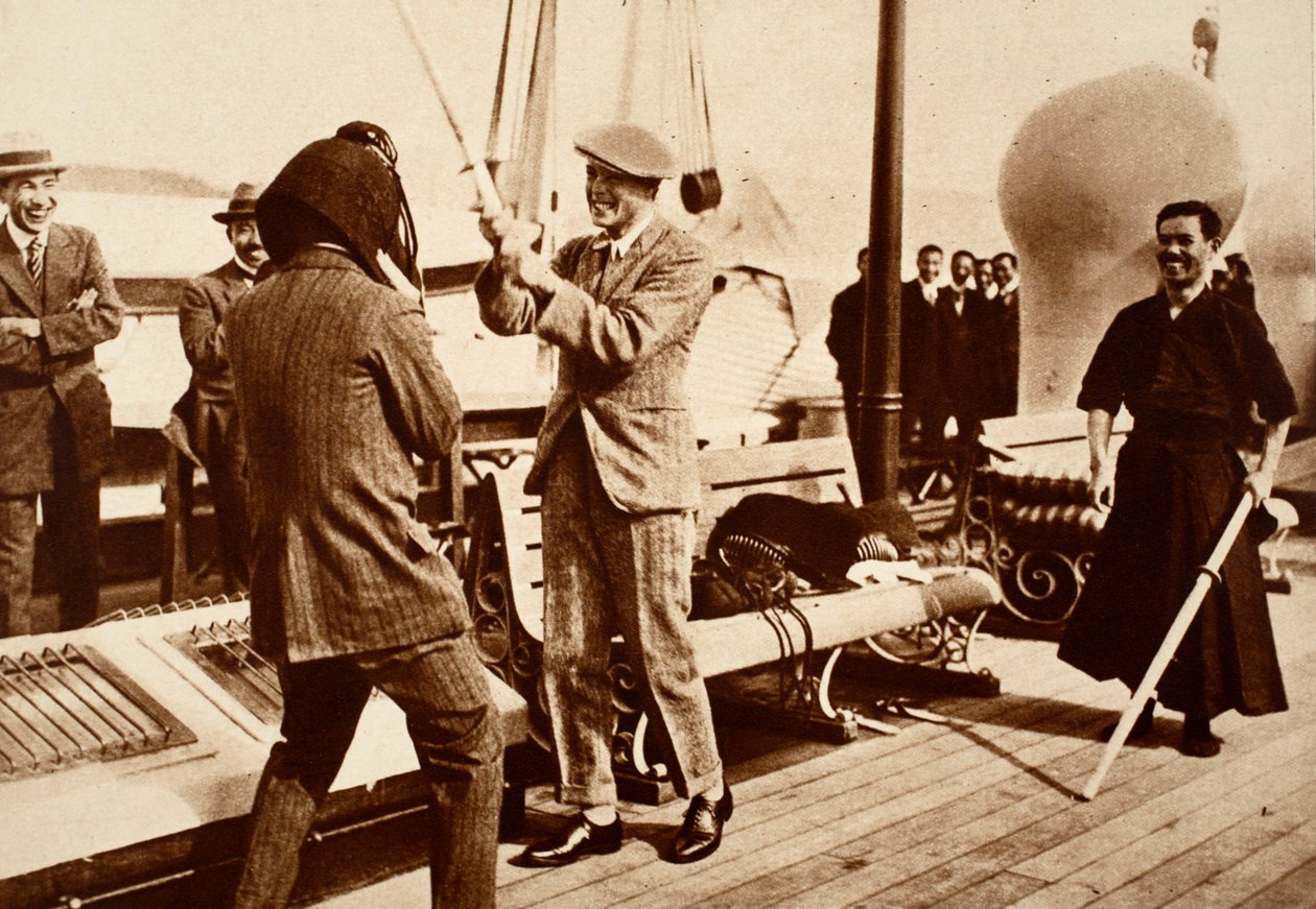 Król Edward VIII testujący japoński hełm szermierczy, 1922 autorstwa English Photographer