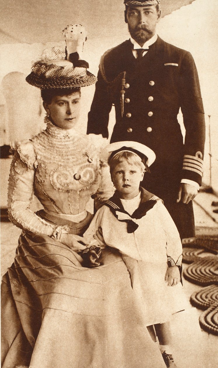 Król Jerzy V, królowa Maria i ich syn Edward VIII na pokładzie H.M.S. Półksiężyc, ok.1899 autorstwa English Photographer