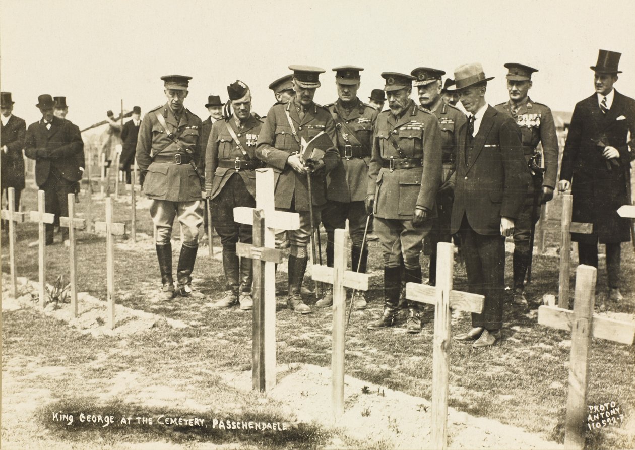 Król Jerzy V na cmentarzu, Passchendaele autorstwa English Photographer