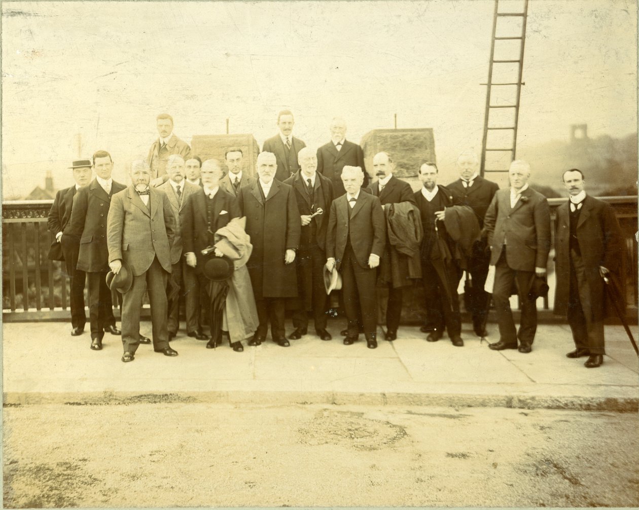 Odbudowa mostu Kirkstall, otwarta przez radnego F. M. Luptona, J.P., 28 czerwca 1912 r. (zdjęcie czarno-białe) autorstwa English Photographer