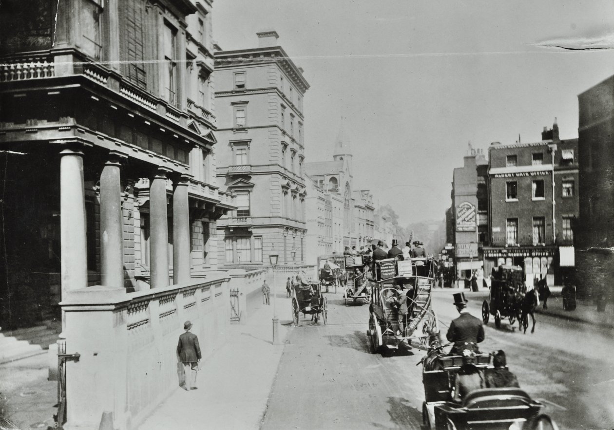 Knightsbridge, Westminster LB: patrząc na wschód przez Albert Gate, 1890 autorstwa English Photographer