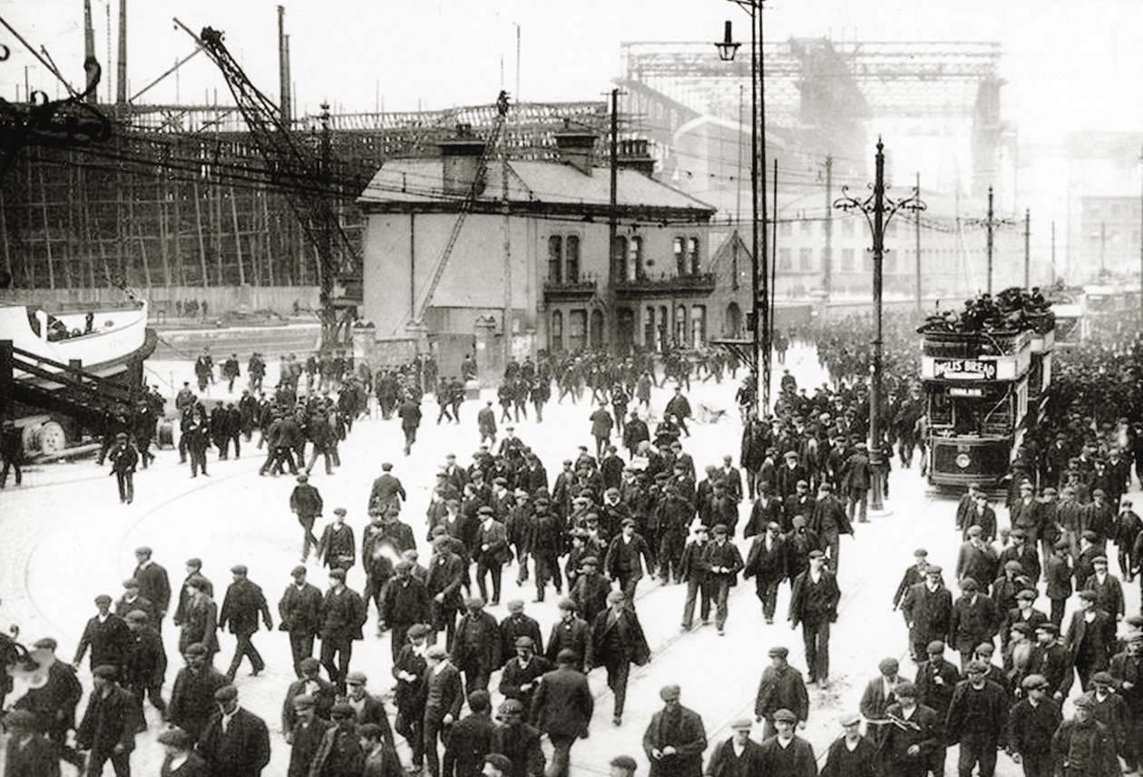Czas wybijania w stoczni Harland und Wolff, Belfast, Irlandia, w tle budowany Titanic, 1910-11 autorstwa English Photographer