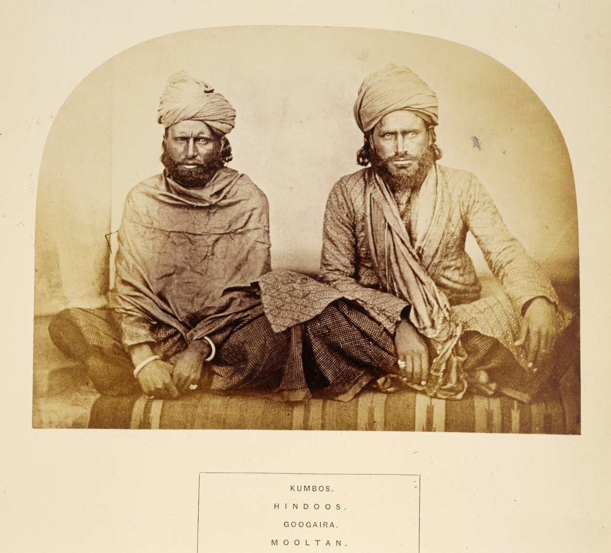 Kumbos, Hindoos, Googaira, Mooltan, z The People of India, J. Forbes Watson, opublikowane 1868 (druk albumowy) autorstwa English Photographer