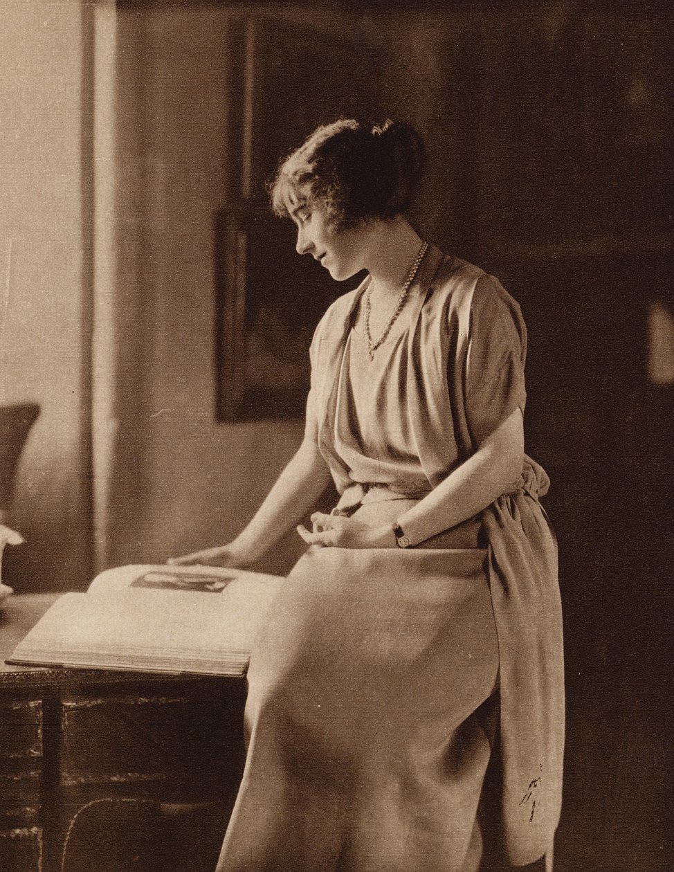 Lady Elizabeth Bowes-Lyon, przyszła królowa małżonka króla Jerzego VI autorstwa English Photographer