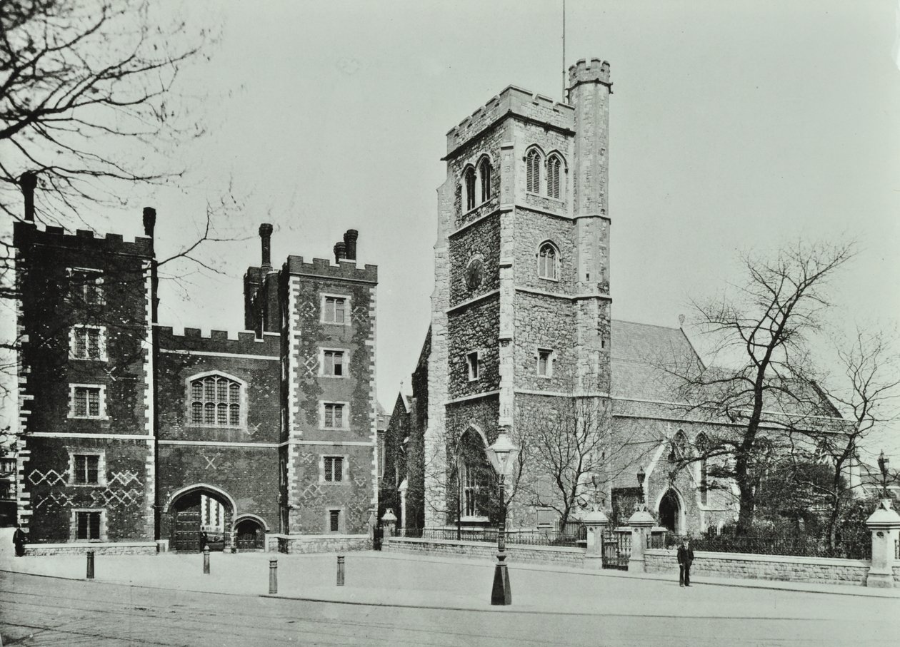 Lambeth Palace Kościół Świętej Marii, Lambeth Palace Road: brama i Kościół Świętej Marii, 1890 autorstwa English Photographer