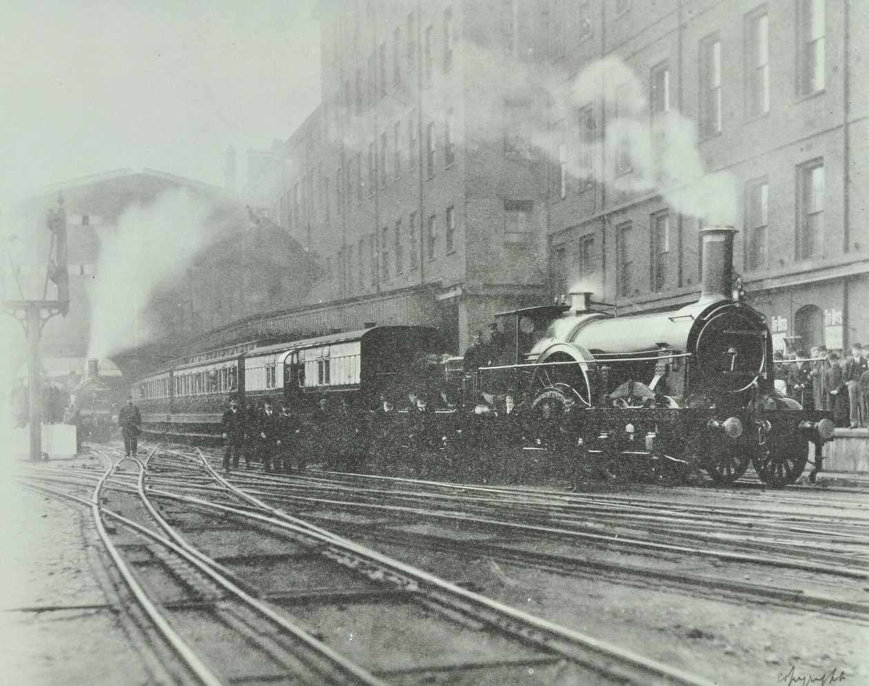 Ostatni pociąg szerokotorowy wyjeżdżający ze stacji Paddington, 1892 autorstwa English Photographer
