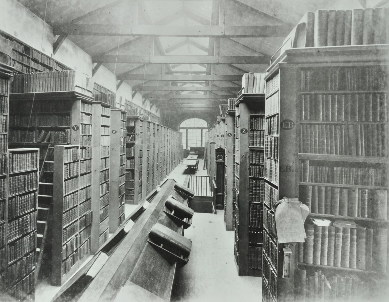 Biblioteka, Sion College, Victoria Embankment, City of London, 1885 autorstwa English Photographer