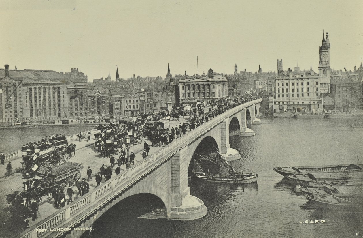 London Bridge: konne omnibusy i wóz, a także piesi przechodzą przez most, 1895 autorstwa English Photographer