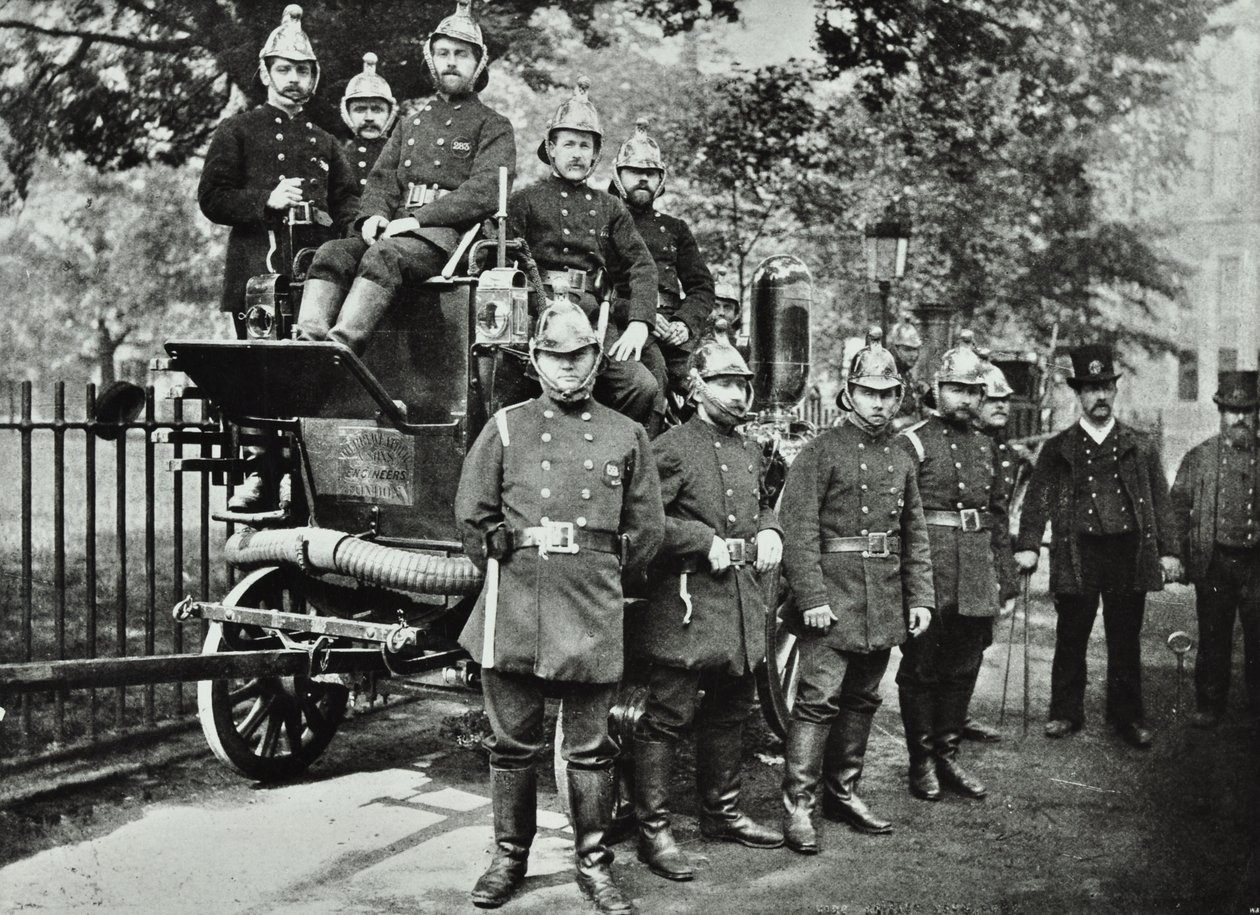 Londyńska Straż Pożarna: grupa strażaków, z silnikiem i kurkiem, 1895 autorstwa English Photographer