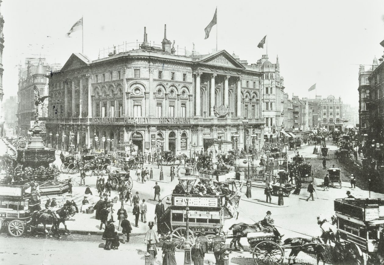 London Pavilion, Piccadilly Circus, Westminster LB: patrząc na wschód, 1895 autorstwa English Photographer