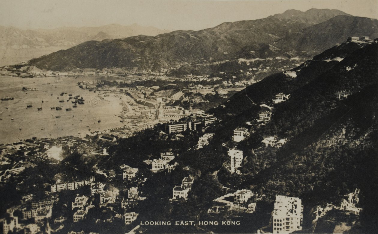 Patrząc na wschód, Hongkong, z albumu fotografii związanych ze służbą Pte H. Chicka, 1940 autorstwa English Photographer