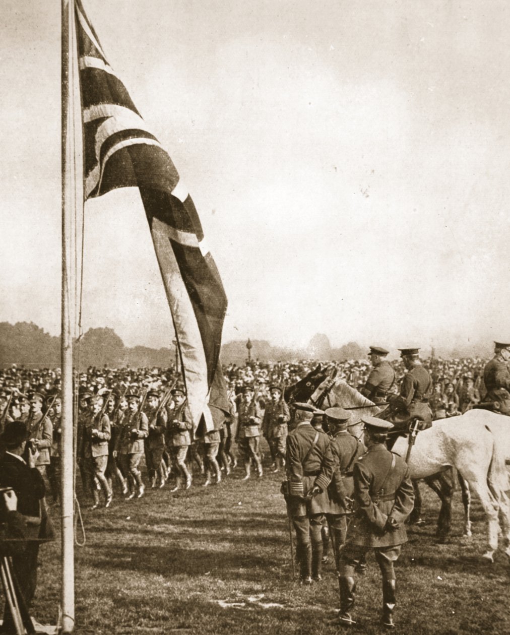 Lord French przeglądający ochotników w Hyde Parku: Oczy pozostawione w bazie salutowania, z The Illustrated War News, 14 czerwca 1916 (zdjęcie w sepii) autorstwa English Photographer