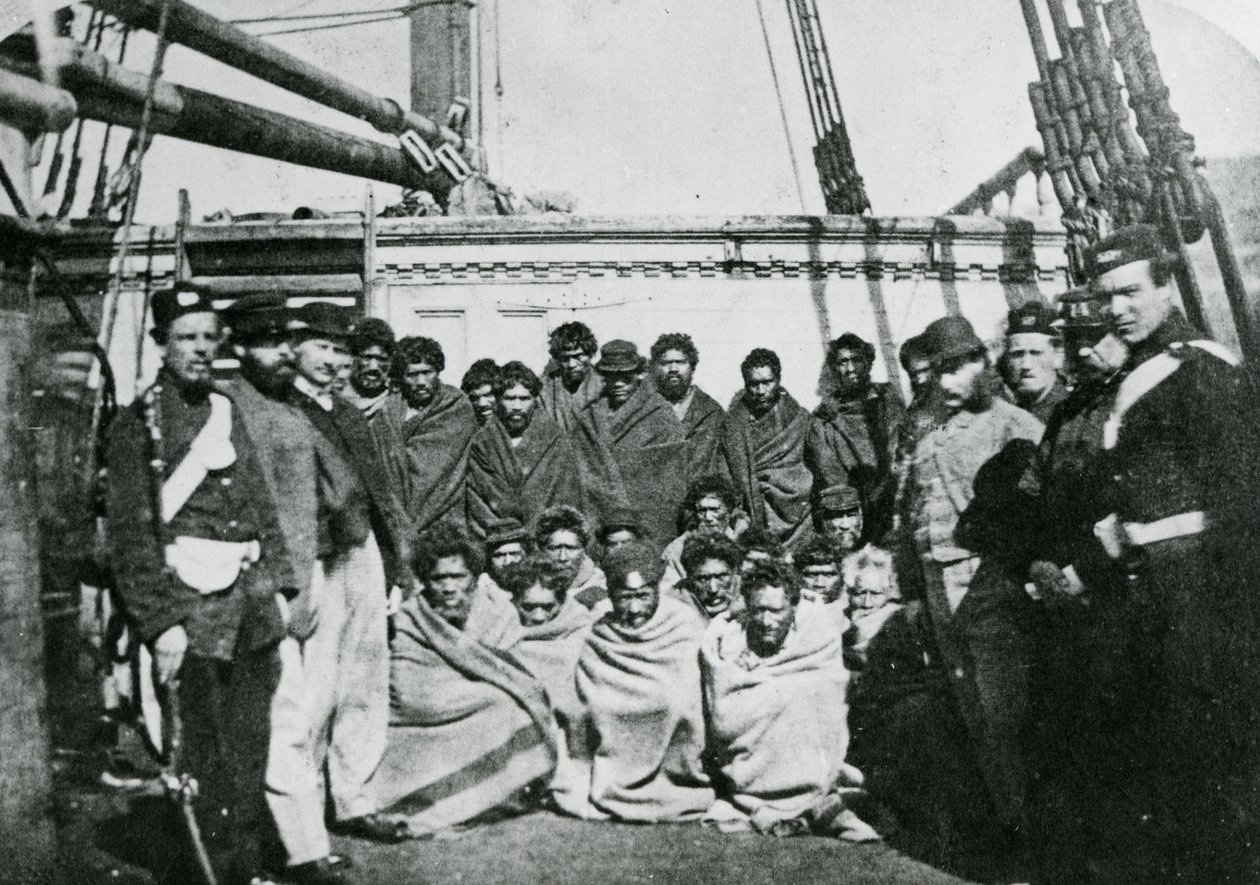 Maorysi więźniowie na pokładzie więziennego kadłuba w Wellington Harbour, 1866 r. autorstwa English Photographer