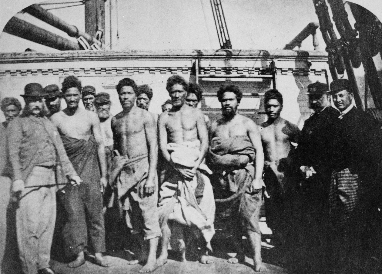 Maorysi więźniowie na pokładzie więziennego kadłuba w Wellington Harbour, 1866 r. autorstwa English Photographer