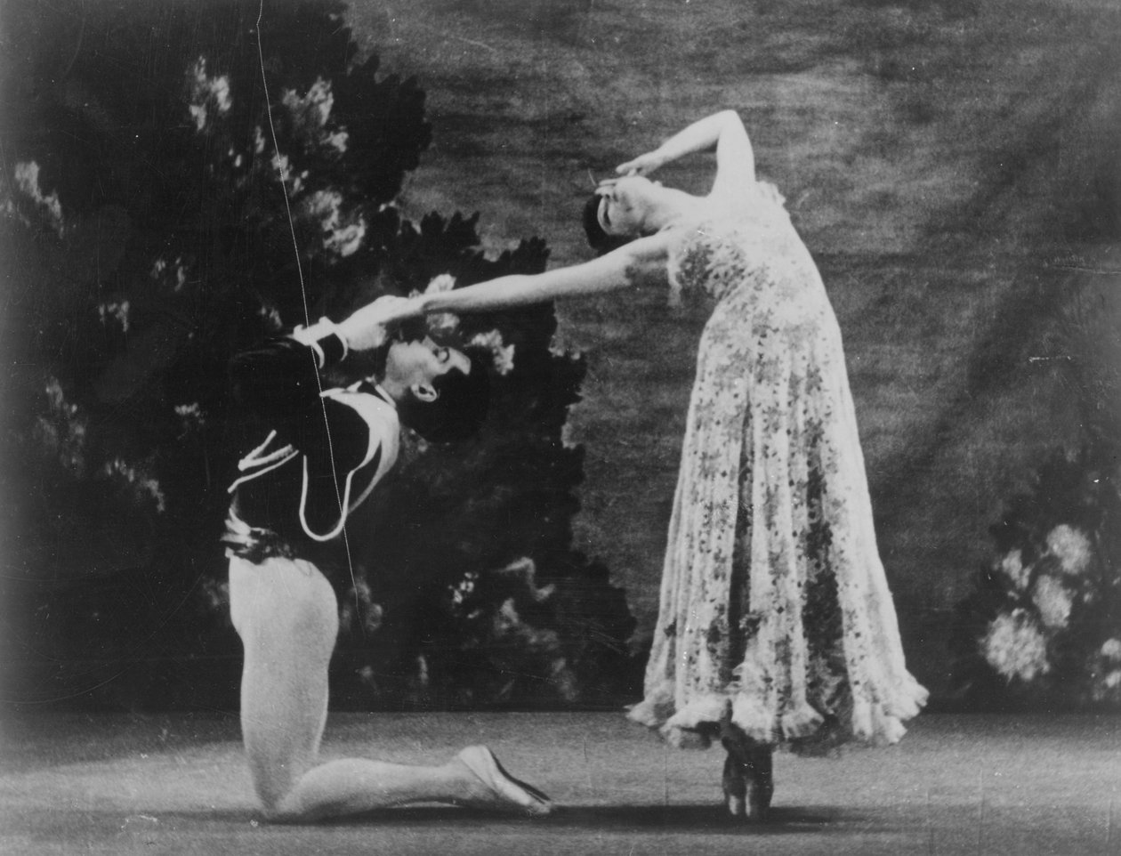 Maude Lloyd i Hugh Laing w wykonaniu „Jardin aux Lilas” w Mercury Theatre, Londyn, 1936 autorstwa English Photographer