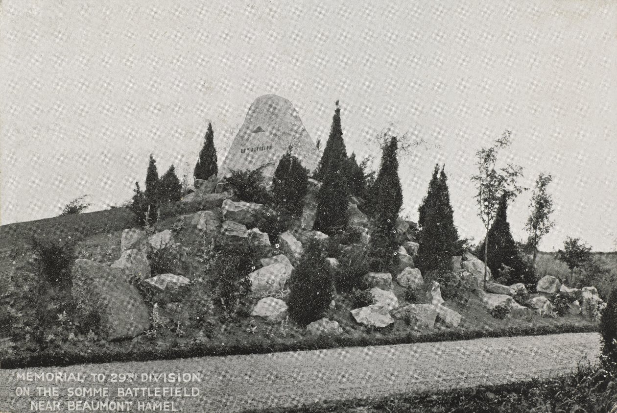 Pomnik 29. Dywizji na polu bitwy pod Sommą, niedaleko Beaumont Hamel autorstwa English Photographer