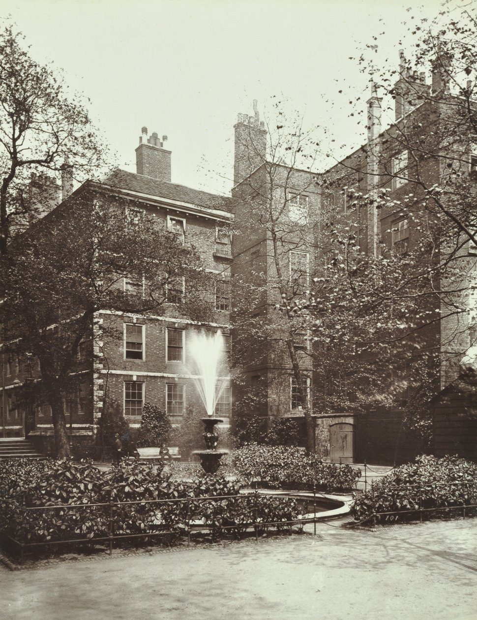 Świątynia Środkowa, Dziedziniec Fontanny, 1885 r. autorstwa English Photographer