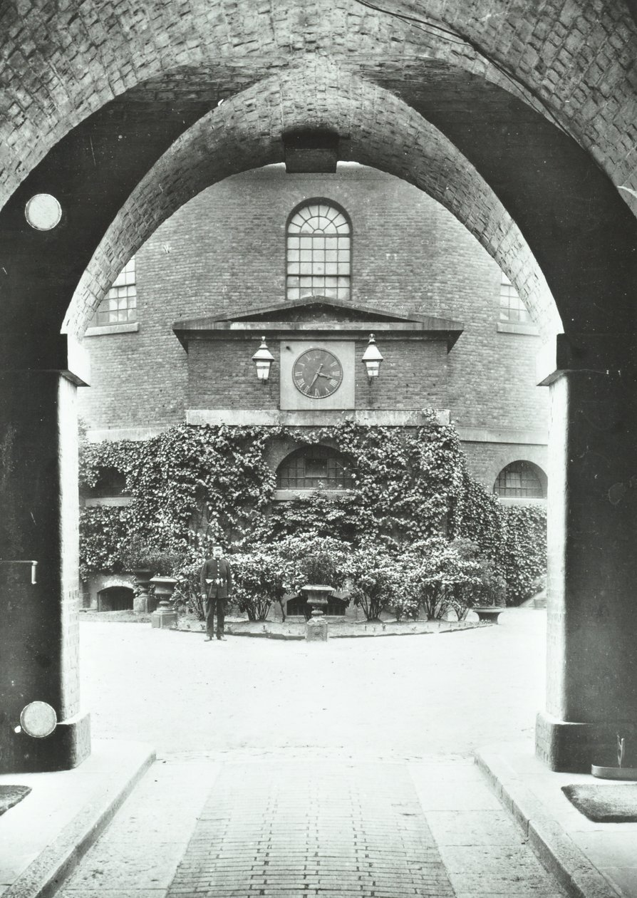 Więzienie Millbank: kaplica przez bramę, 1885 autorstwa English Photographer