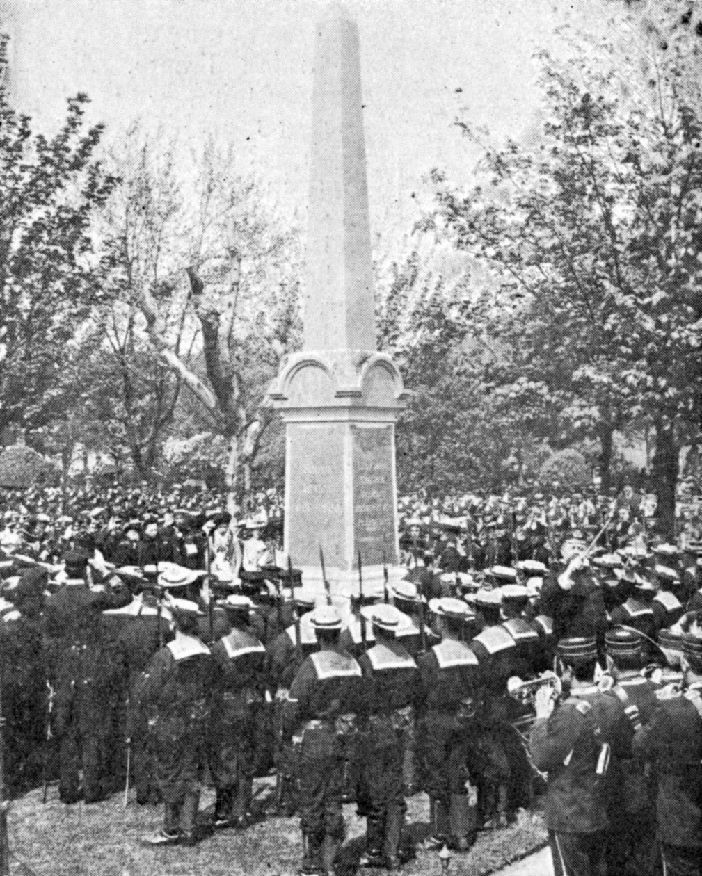 Pomnik ku czci oficerów i ludzi H.M.S Powerful, ilustracja z filmu Król, 25 maja 1901 autorstwa English Photographer