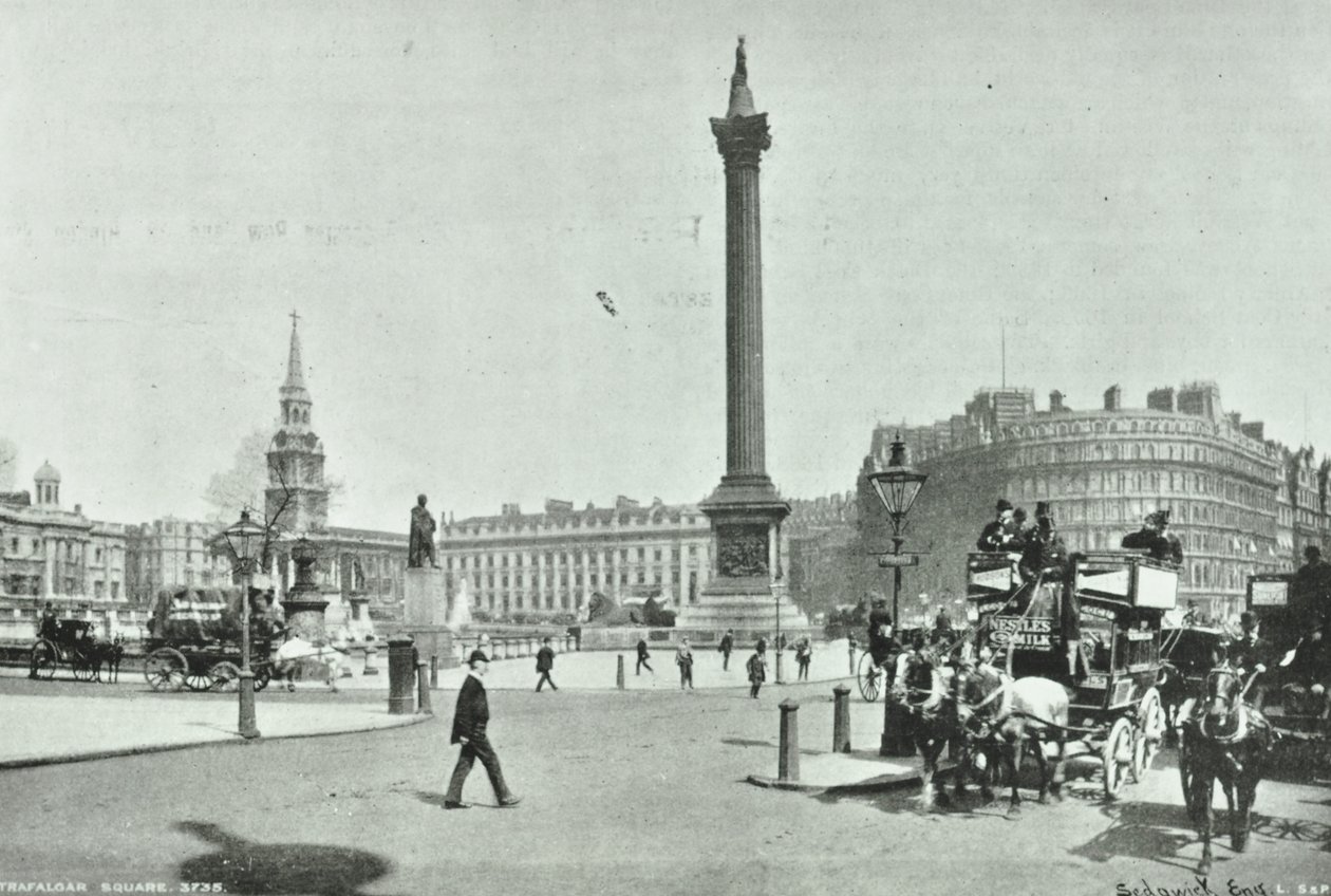 Kolumna Nelsona, Trafalgar Square, Westminster LB: patrząc na północny zachód od Cockspur Street, 1898 autorstwa English Photographer
