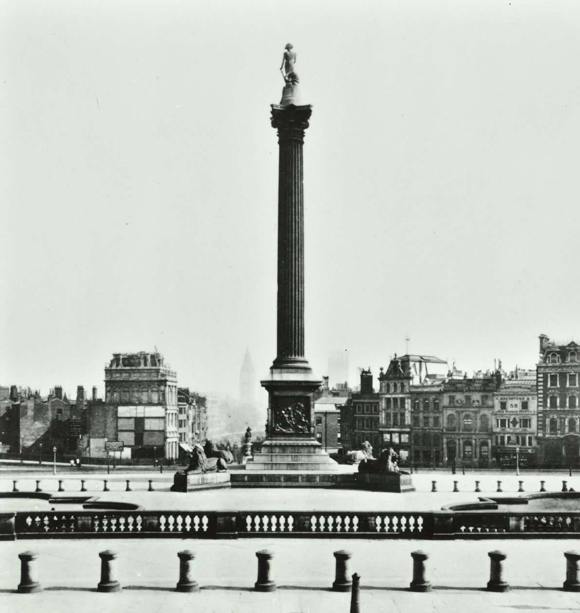 Kolumna Nelsona, Trafalgar Square, Westminster LB: patrząc na południe od National Gallery, 1870 autorstwa English Photographer