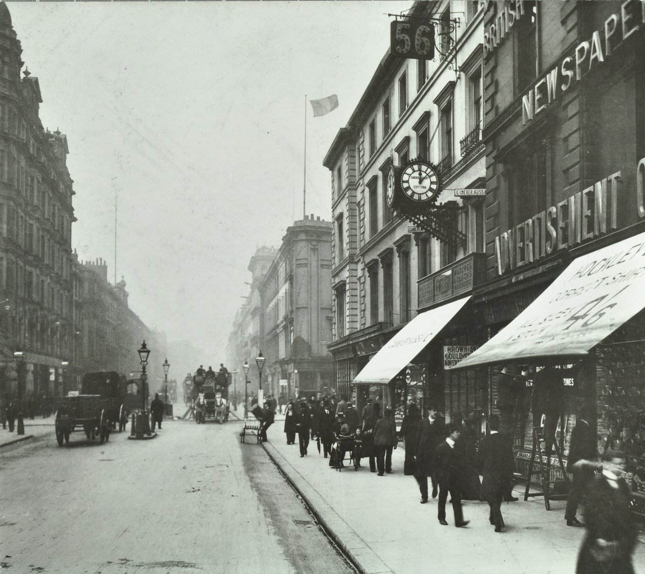 New Oxford Street: patrząc na zachód przez Bloomsbury Way, 1890 autorstwa English Photographer