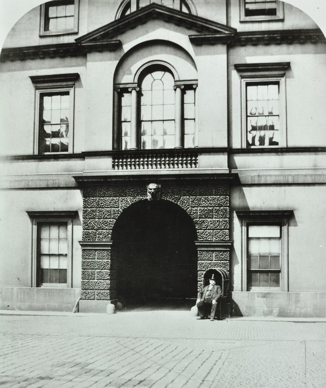 Northumberland House, Charing Cross, Westminster LB: dziedziniec, 1880 autorstwa English Photographer