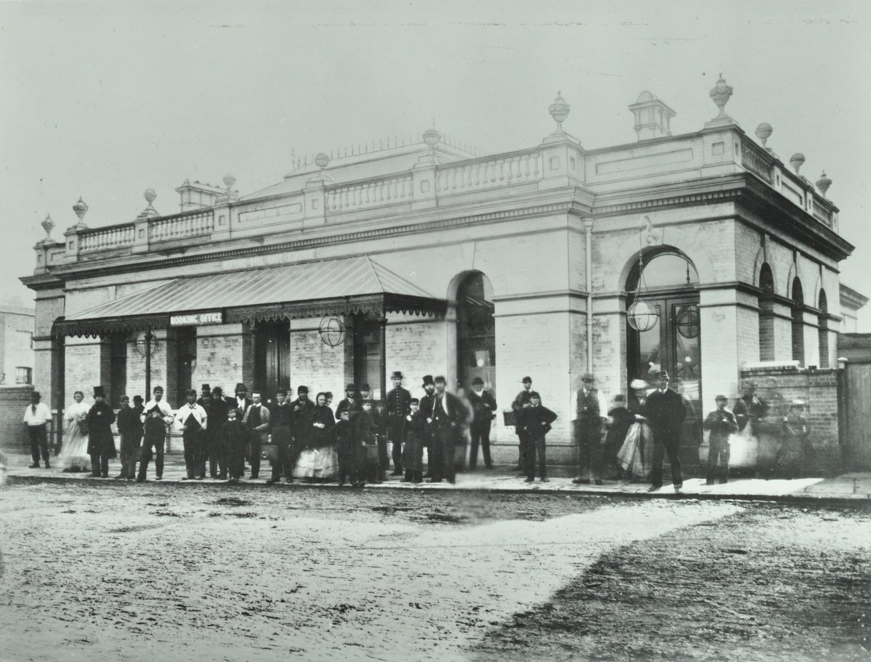 Stacja Notting Hill Gate: zewnętrzna część Metropolitan Railway, 1868 autorstwa English Photographer