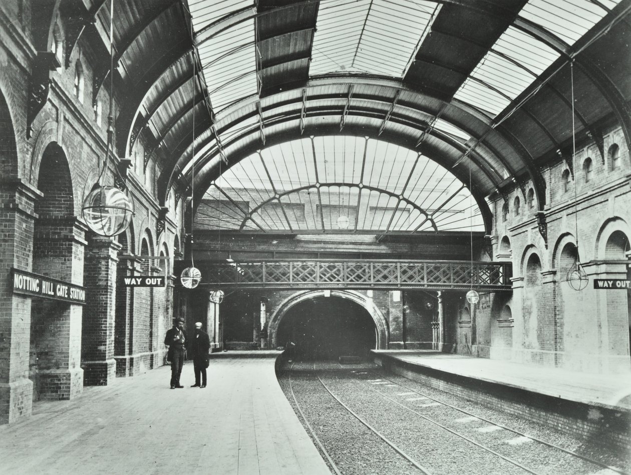 Stacja metra Notting Hill Gate: widok peronów i torów, 1868 autorstwa English Photographer