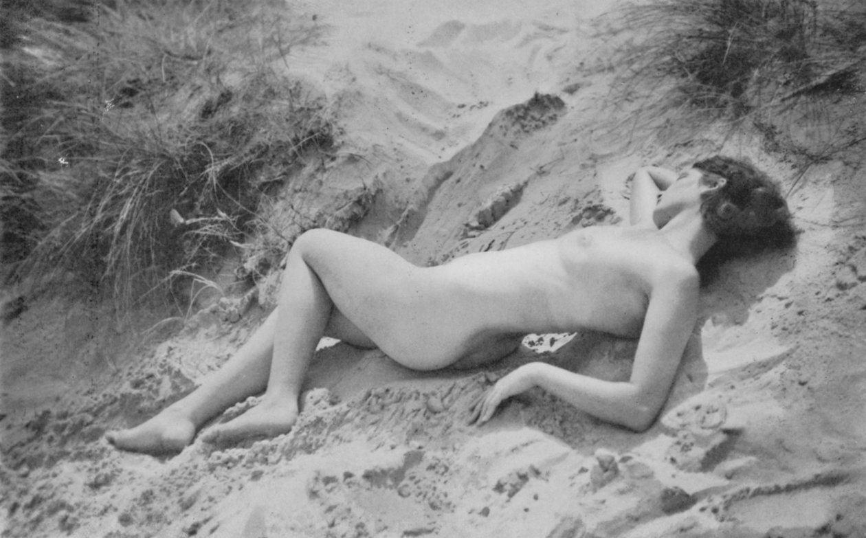 Nudyzm w latach trzydziestych XX wieku: "Dolce Far Niente" (zdjęcie czarno-białe) autorstwa English Photographer
