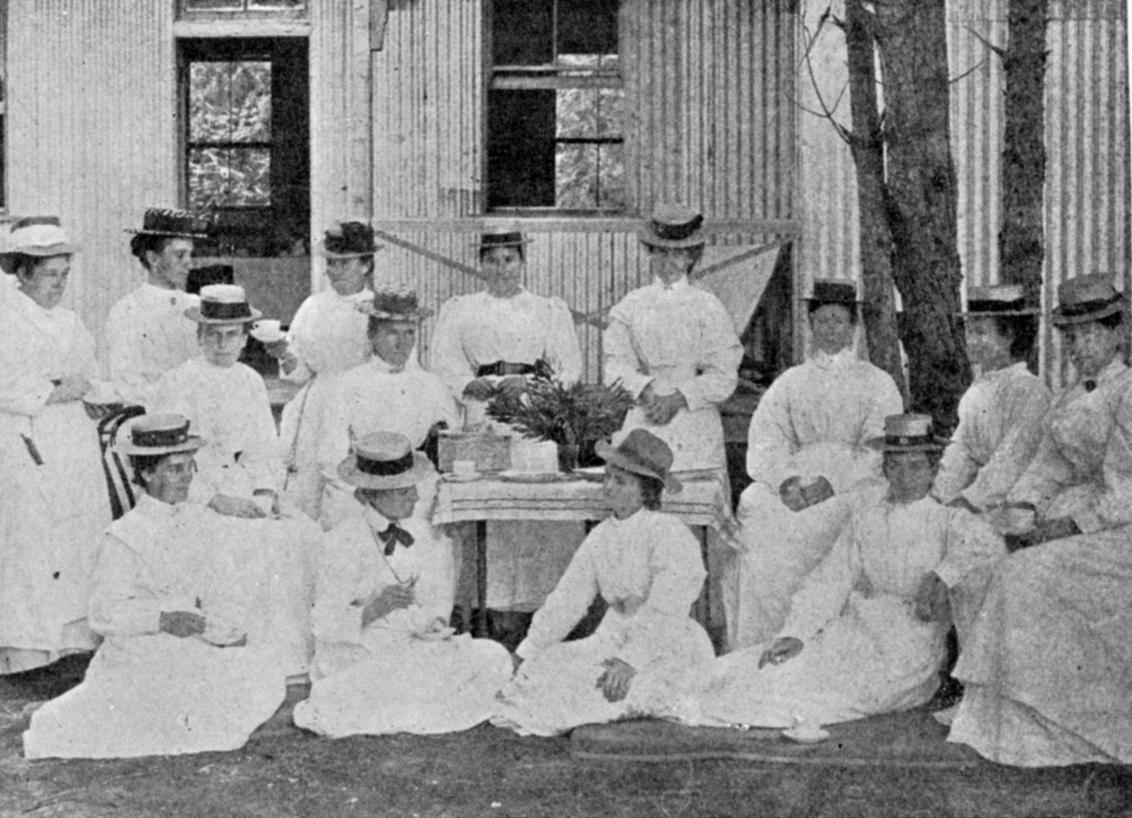 Pielęgniarki w szpitalu Plague, Uitvlugt, niedaleko Kapsztadu, ilustracja z filmu Król, 25 maja 1901 autorstwa English Photographer