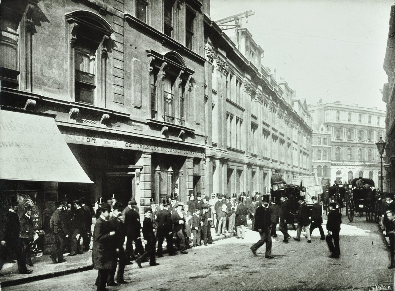 Old Broad Street, wejście do giełdy, City of London, 1890 autorstwa English Photographer