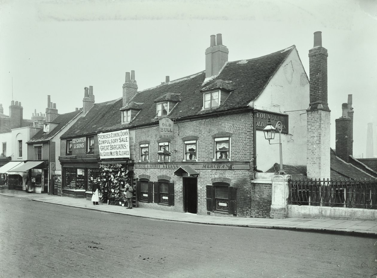 Old Bull, Wandsworth High Street, 1897 autorstwa English Photographer