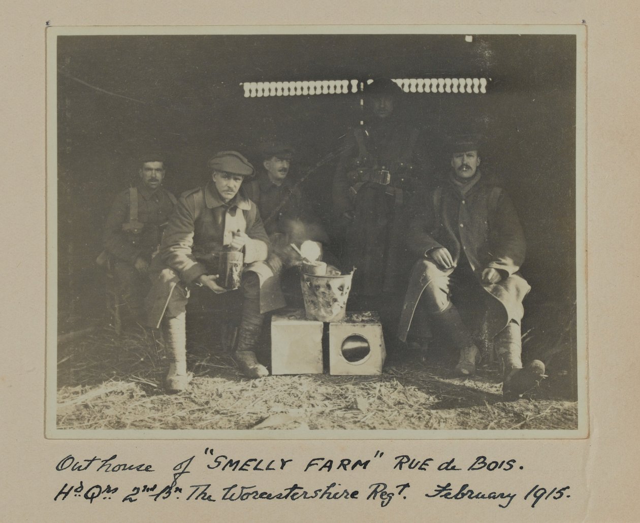 Przybudówka SMELLY FARM Rue de Bois. Hd. Qrs. 2. Bn The Worcestershire Regt. luty 1915 autorstwa English Photographer