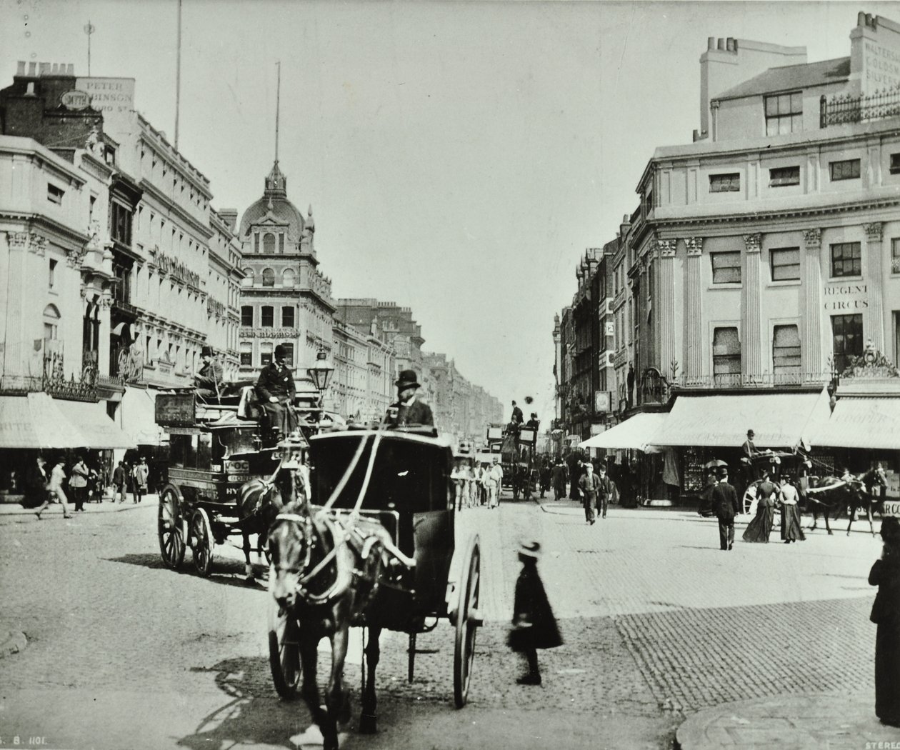 Oxford Circus, Westminster LB: patrząc na wschód, 1890 autorstwa English Photographer