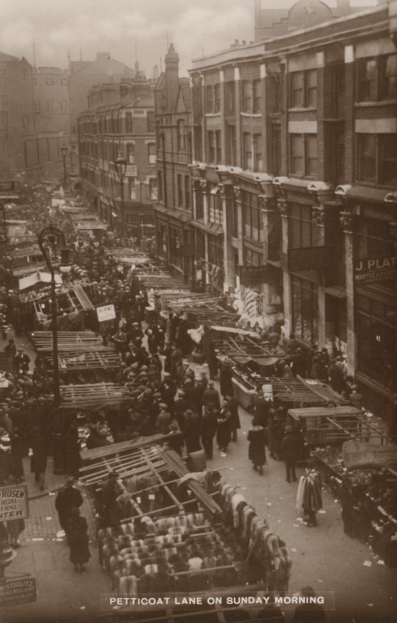 Petticoat Lane, Londyn, niedzielny poranek (zdjęcie czarno-białe) autorstwa English Photographer