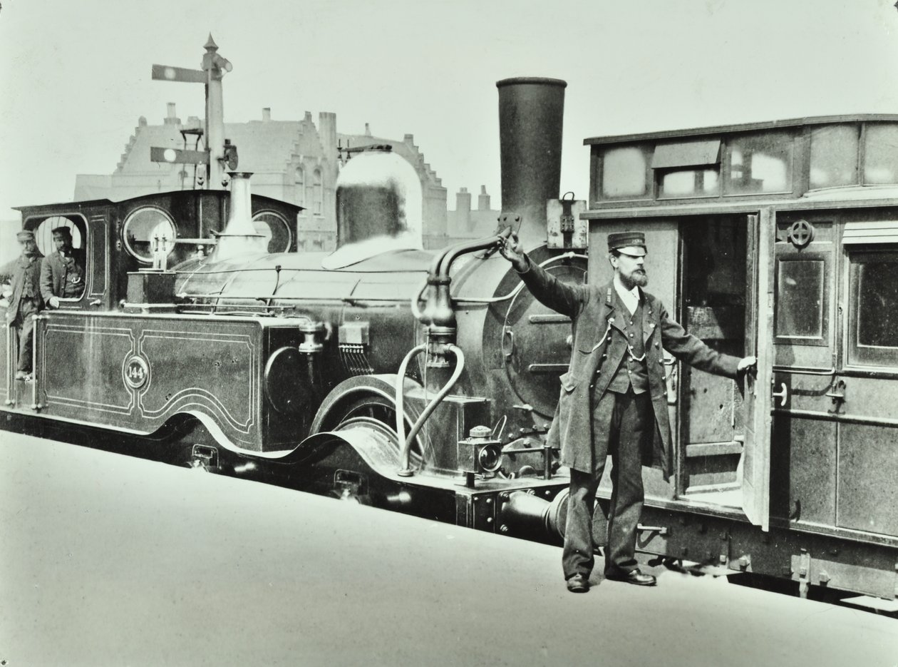 Portier peronowy na stacji kolejowej, 1885 autorstwa English Photographer
