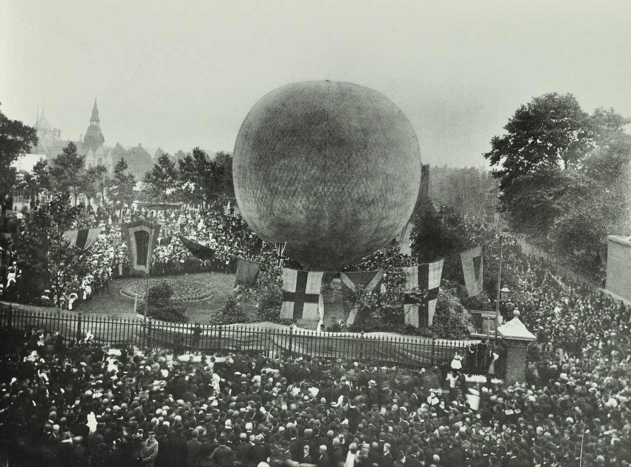 Teren rekreacyjny topoli: tłumy oglądają balon na ogrzane powietrze, 1892 autorstwa English Photographer
