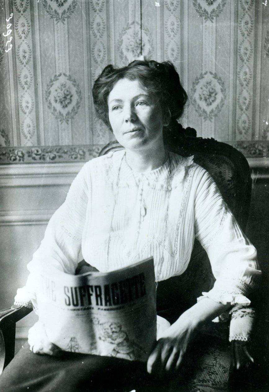 Portret Christabel Pankhurst czytającej kopię Sufrażystki ok. 1905 r. autorstwa English Photographer