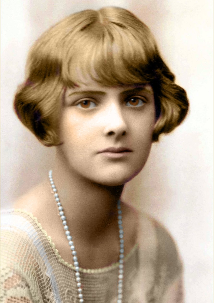 Portret pisarki Daphne du Maurier w 1930 r. (zdjęcie czarno-białe) autorstwa English Photographer