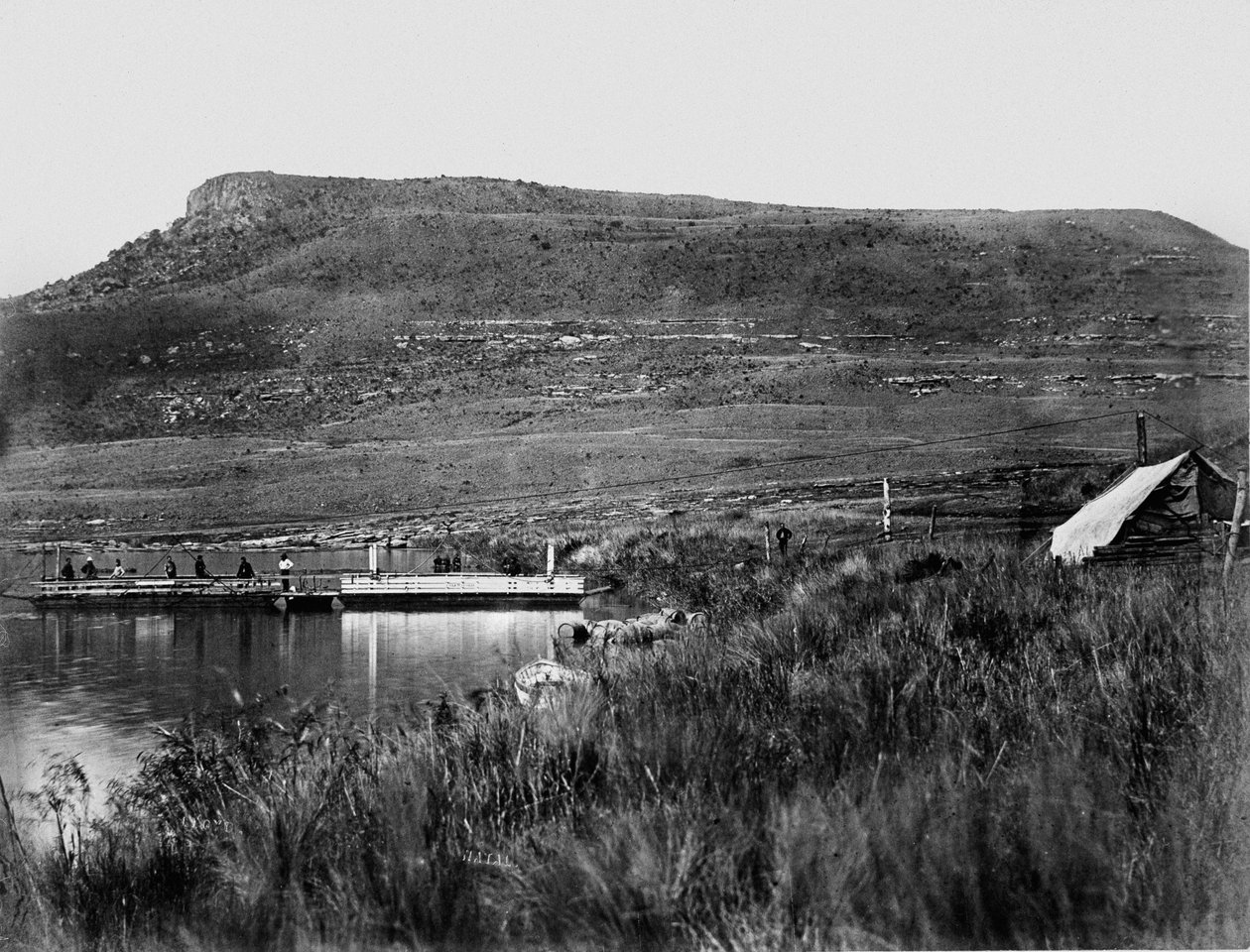 Post w Rorkes Drift z Signal Hill w oddali, 1879 autorstwa English Photographer