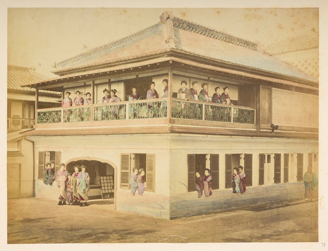 Prostytutki w burdelu Shinpuro, Takashima-cho, Yokohama, Fotograf: Stillfried, Kolekcja Raimunda von Lucasa: Zapis fotograficzny ze światowej trasy koncertowej Charlesa Jamesa i Mortona P, Lucasa autorstwa English Photographer